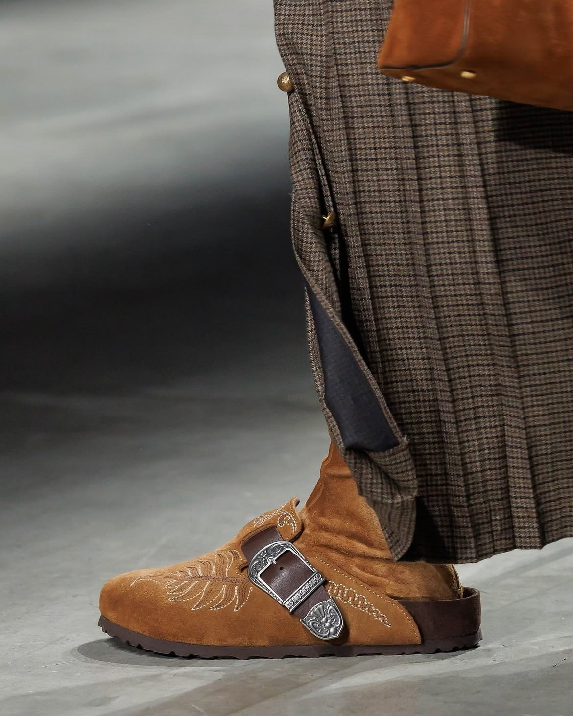 etro-x-birkenstock-1774-bostonetro-aela-birkenstock-nam-1774-boston-maatiikhwaamaihmainklinaay-weste.jpg