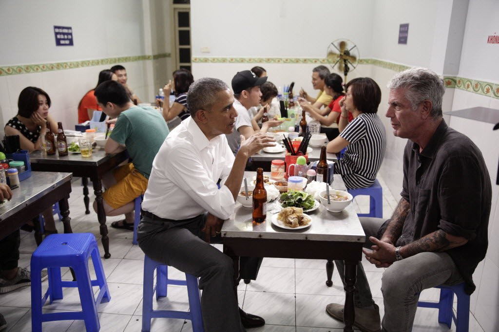 president-barack-obama-with-anthony-bourdain-at-buun-cha-huong-lien-restaurant-in-hanoi-vietnam.jpg