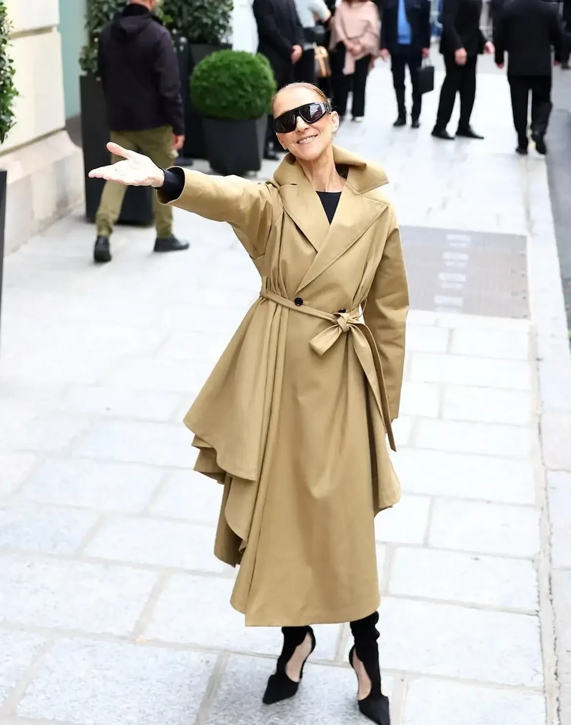 queen-celine-during-her-arrival-in-paris-on-august-28-at-royal-monceau-cttocelinedion-celi.webp