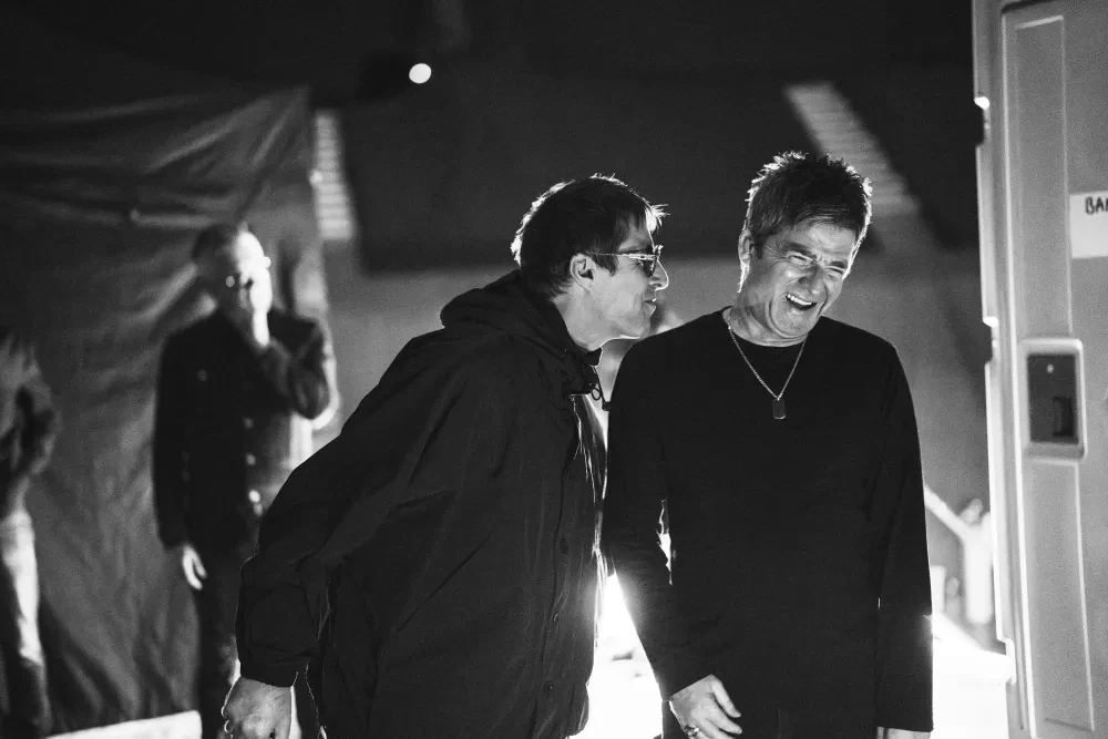 116080-oasis-don-t-look-back-in-anger-liam-and-noel-gallagher-credits-simon-emmett.webp