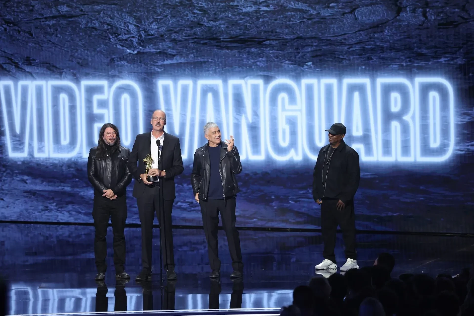 3142377vmas20261278b-nirvana-accepts-mtv-vmas-video-vanguard-chuck-d-e1790558200613jpg.webp