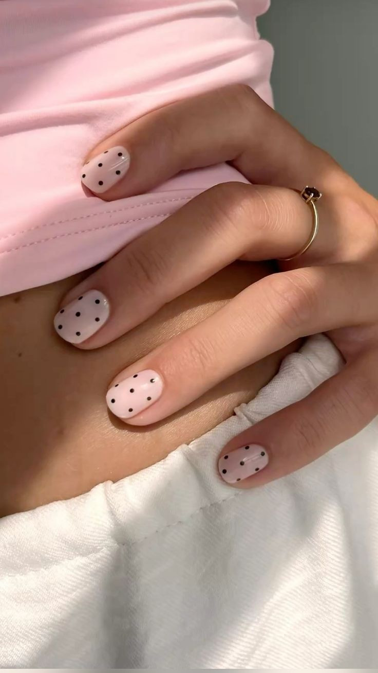simple-cute-polka-dot-nail-art-creds-on-tiktok-at-mariahnina.jpg