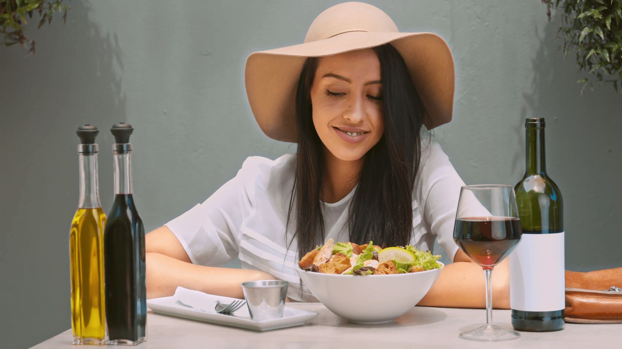 wide-4k-video-of-healthy-lifestyle-latin-hispanic-woman-eating-salad-enjoying-the-outdoors-on-garden-patio-garden-cafe-on-beautiful-day-ekv-5u3w-f0000.png