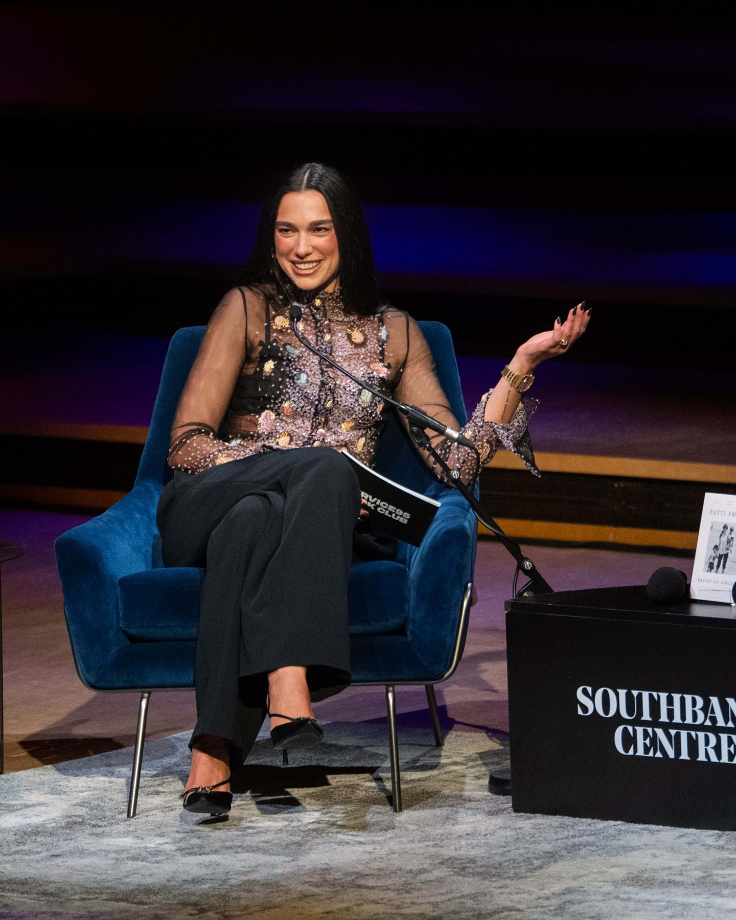 hier-le-festival-de-litterature-de-londres-a-reuni-un-duo-iconique-dua-lipa-et-patti-smith-l-1.jpg