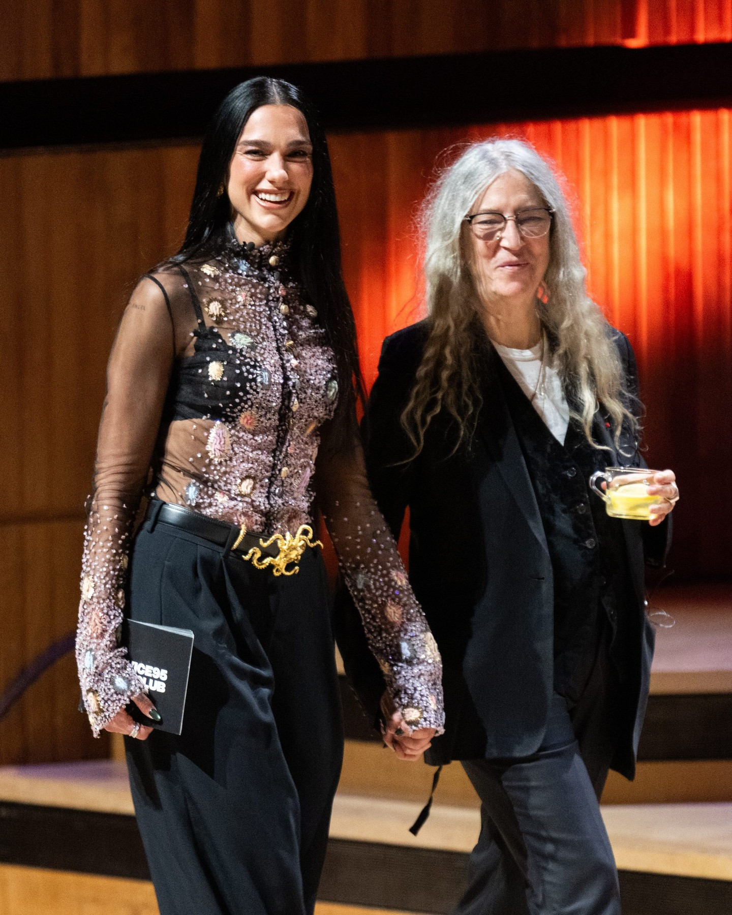 hier-le-festival-de-litterature-de-londres-a-reuni-un-duo-iconique-dua-lipa-et-patti-smith-l.jpg