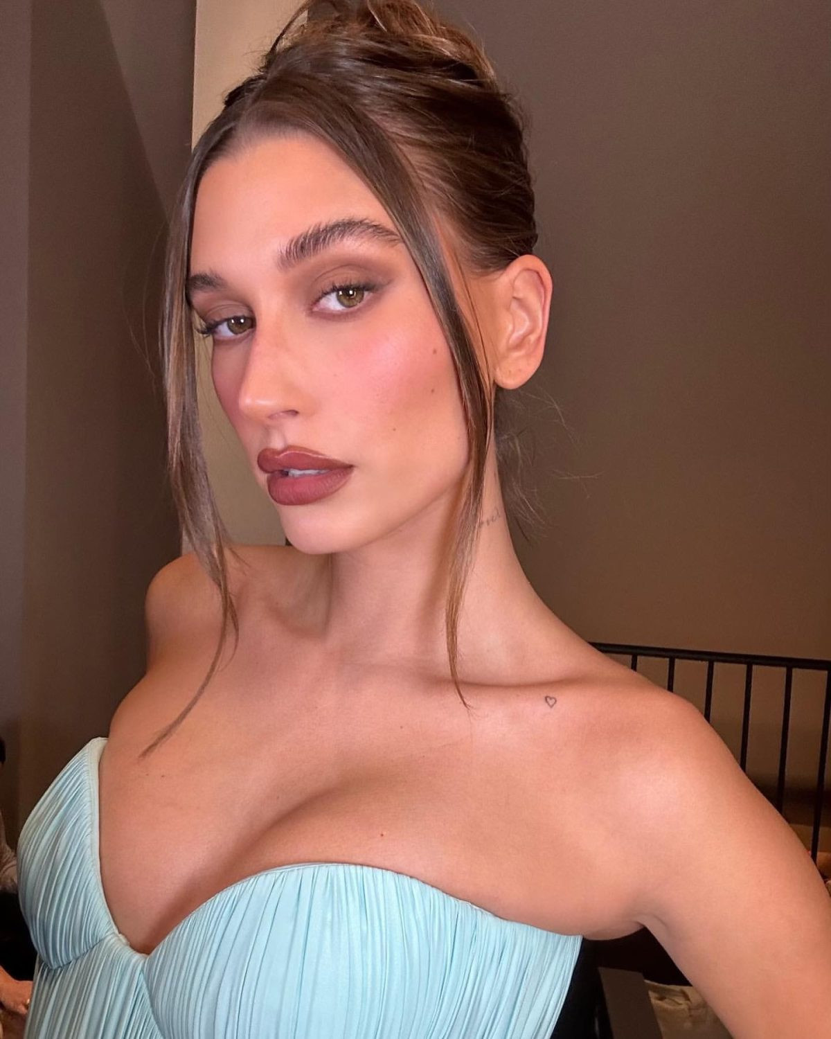 suede-eyeshadow-ar-hostens-mjukaste-sminktrend-sa-far-du-looken-haileybieber-1200x1500.jpg