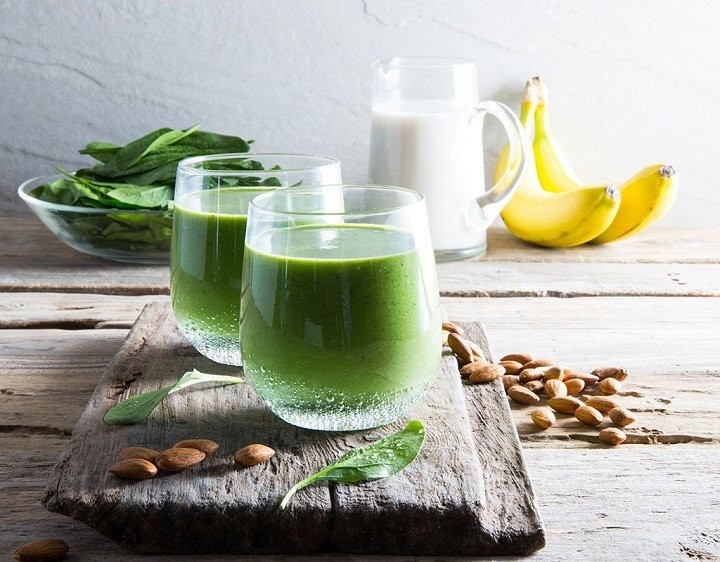 leaderbrand-spinach-almond-milk-banana-smoothie.jpg