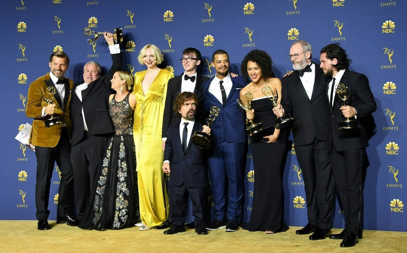 the-cast-of-game-of-thrones-pose-with-the-emmy-for-outstanding-drama-series.jpg