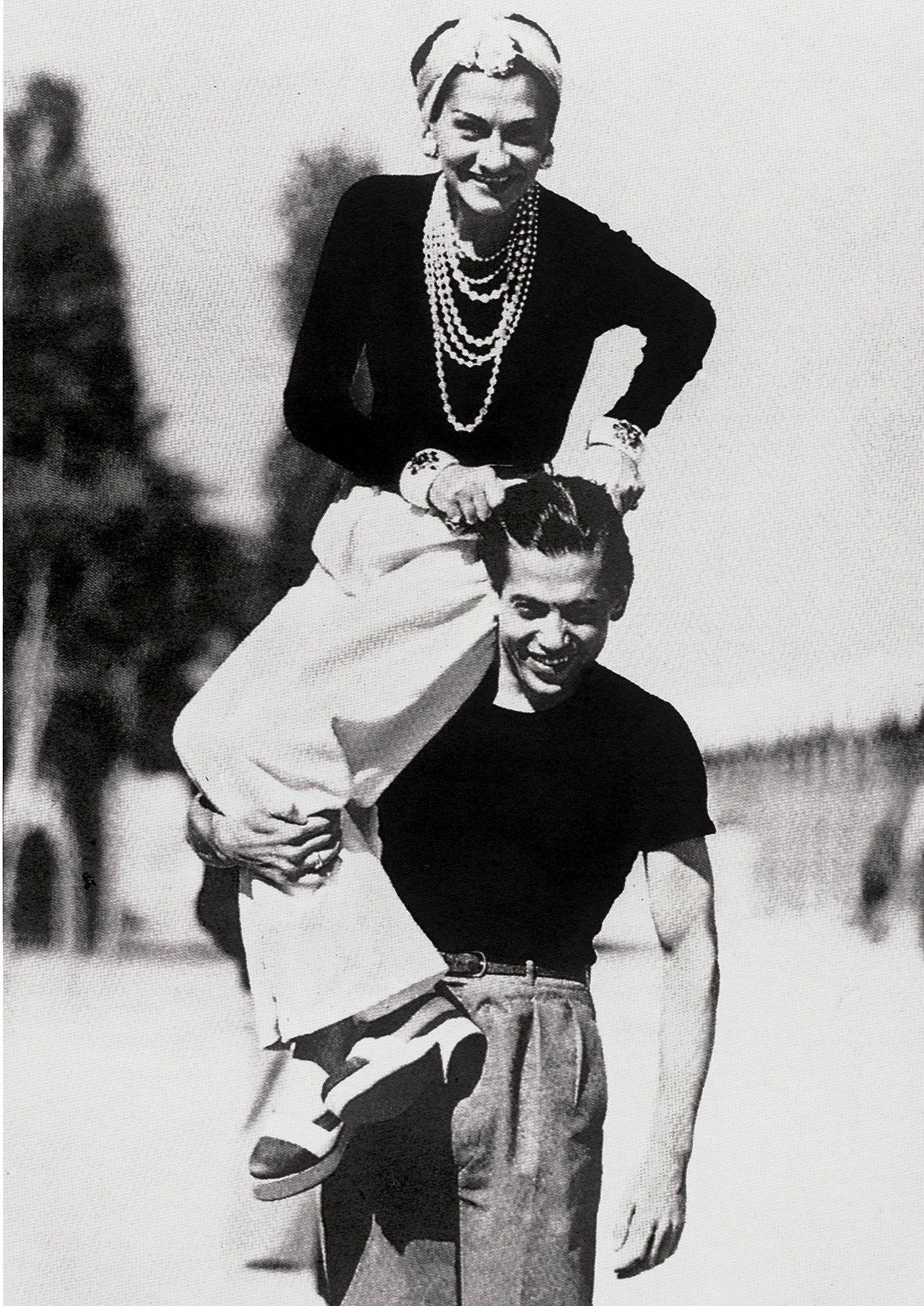 1937-gabrielle-chanel-on-the-shoulder-of-her-friend-serge-lifar-photo-jean-moral-brigitte-moral-ld-NgJtq.jpg