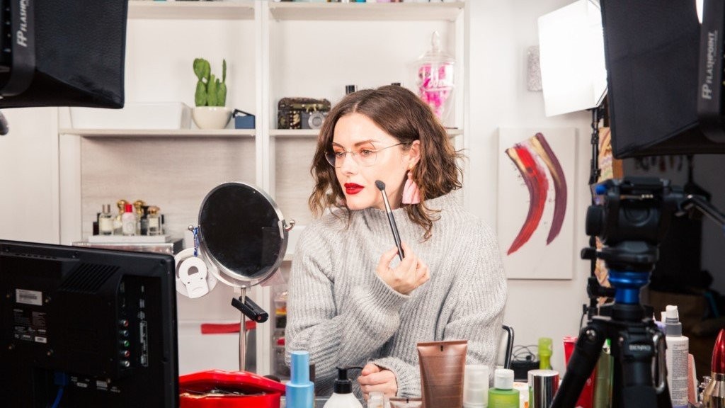 Katie Jane Hughes Γνωρίστε τη Makeup Artist με το πιο λαμπερό δέρμα