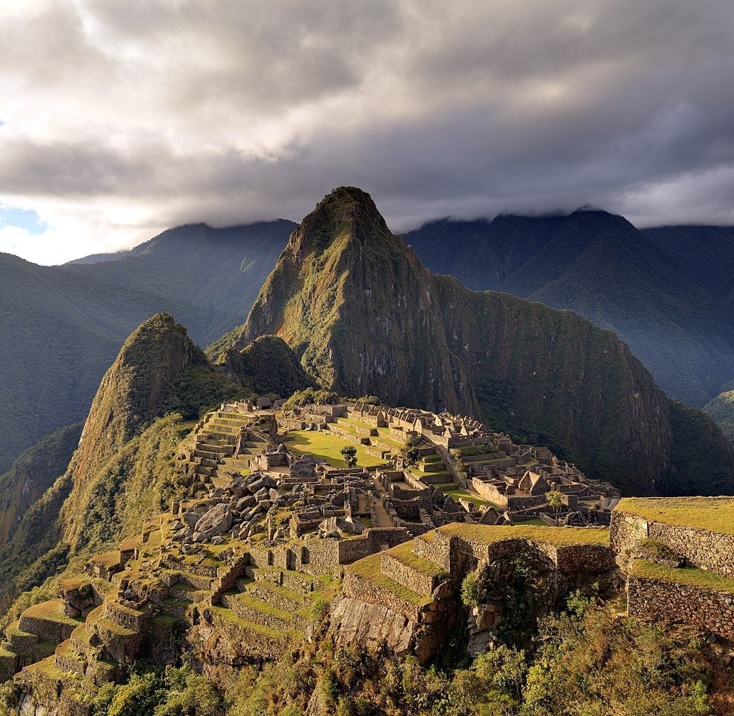 1049px-80-machu-picchu-juin-2009-edit2.jpg