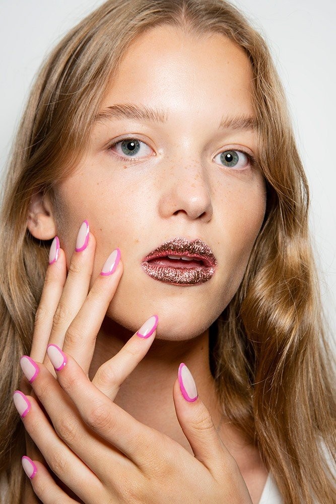 jeremy-scott-spring-2019-beauty-pale-pink-nail-polish-bright-pink-outline-nail-art.jpg