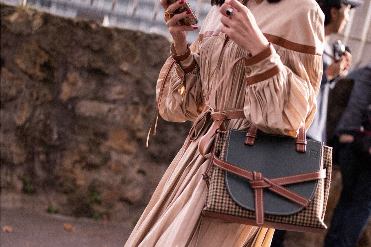 paris-fashion-week-streetstyle-ss19-pfw-bags-trends-1720-15.jpg