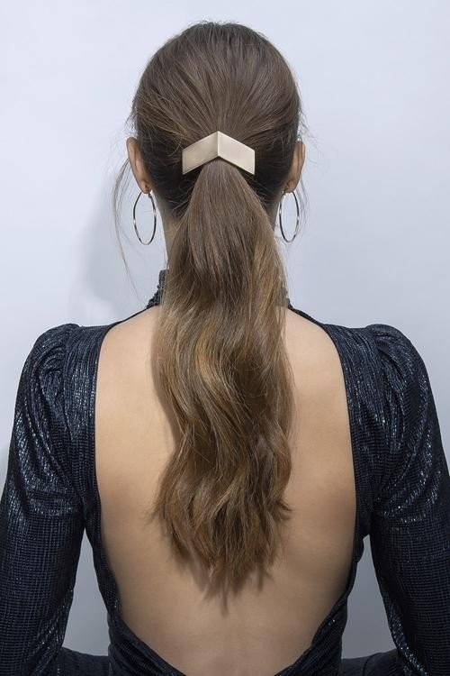 the-hair-accessories-model-with-ponytail-chevron-cuff-soft-gold-7e1dc14a-fc4e-40a2-a12b-ebe16524af01-505x750.jpg