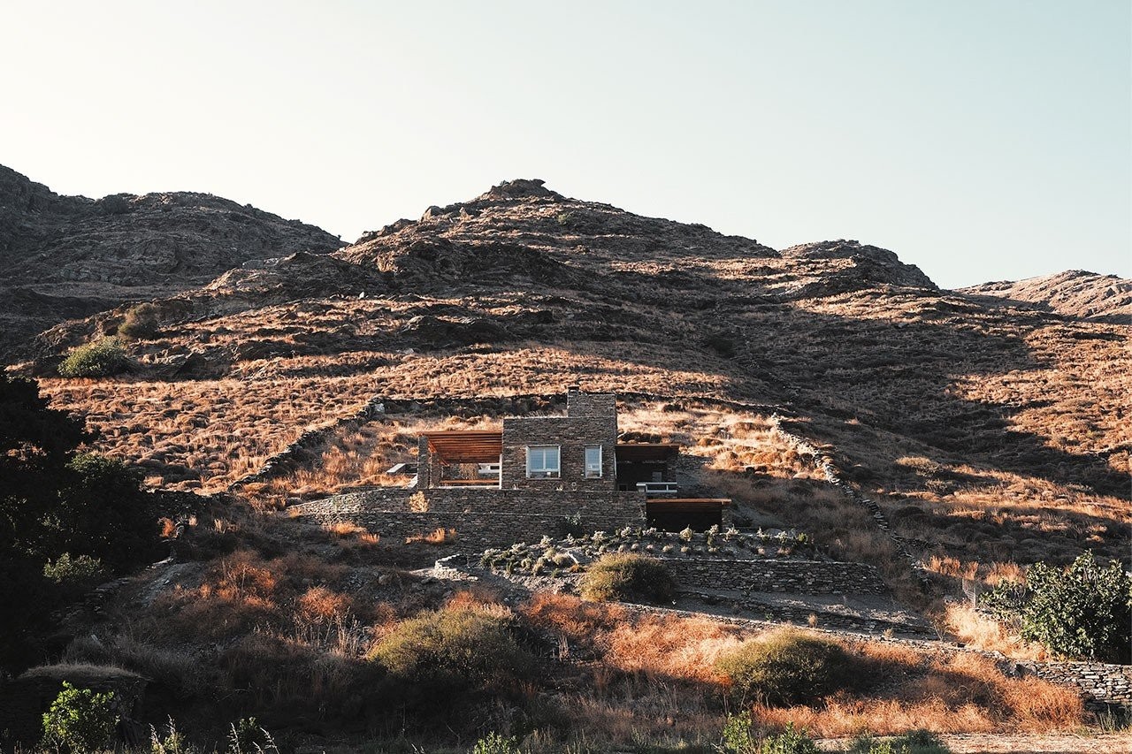 f10-rocksplit-house-in-kea-island-cyclades-greece-by-cometa-architects-yatzer-IP6SF.jpg