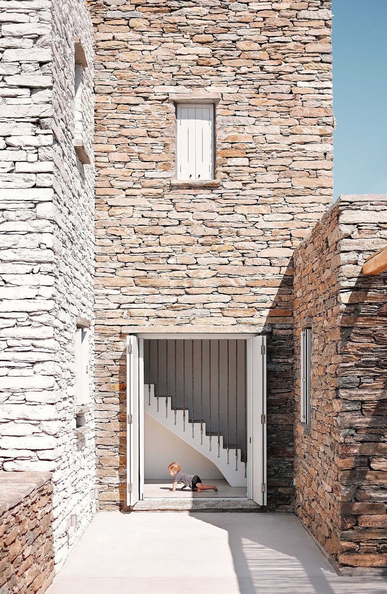 f3-rocksplit-house-in-kea-island-cyclades-greece-by-cometa-architects-yatzer-1EklQ.jpg