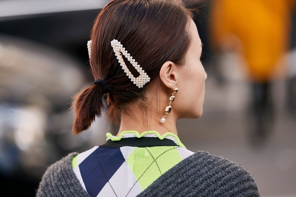 06-paris-fall-2019-couture-street-style-oversized-pearly-barrettes-low-ponytail.jpg