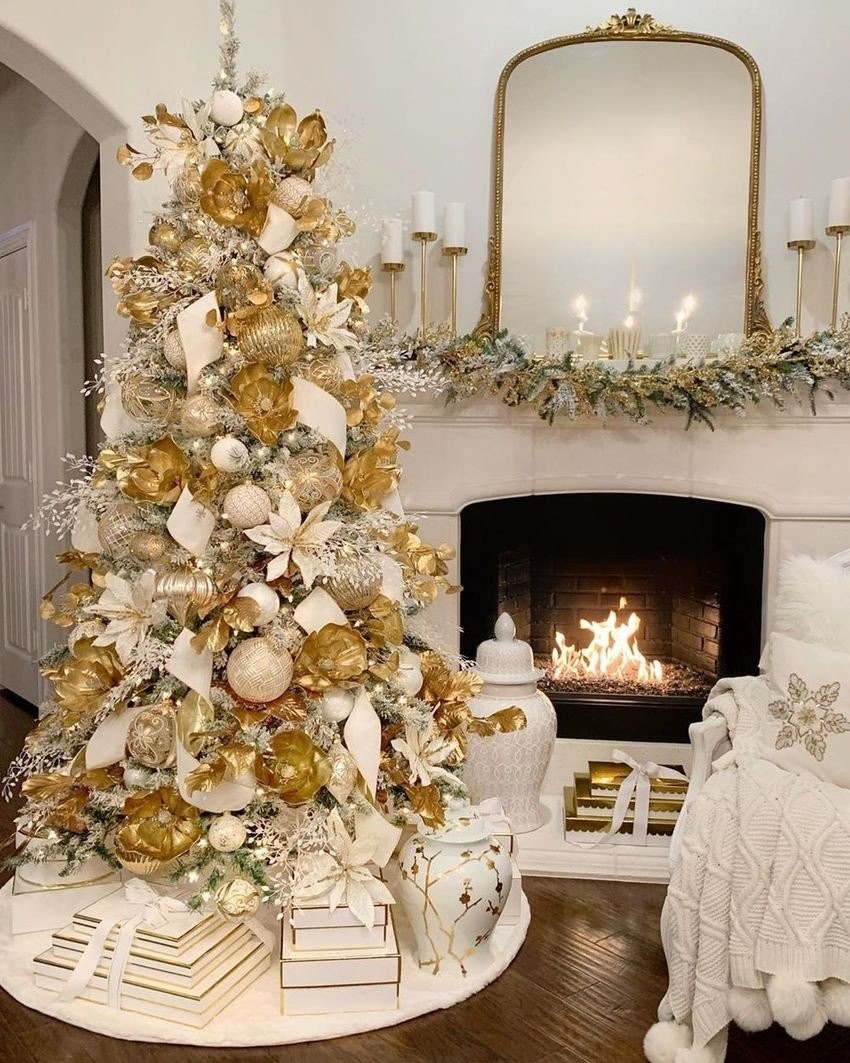 glam-gold-christmas-living-room-decor-via-at-thedecordiet.jpg