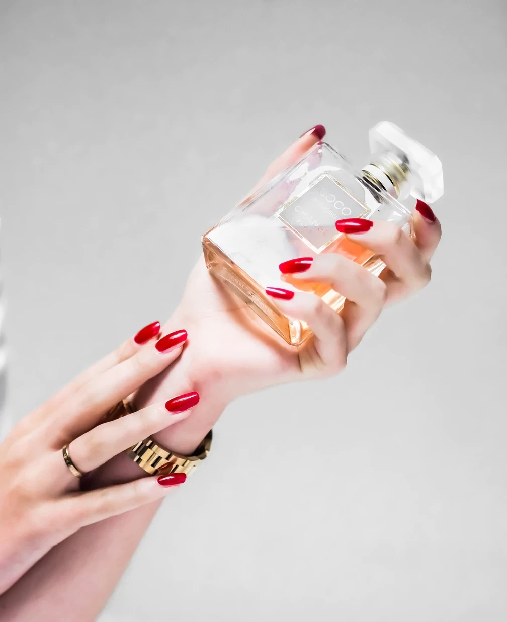 perfume-woman-nails.webp