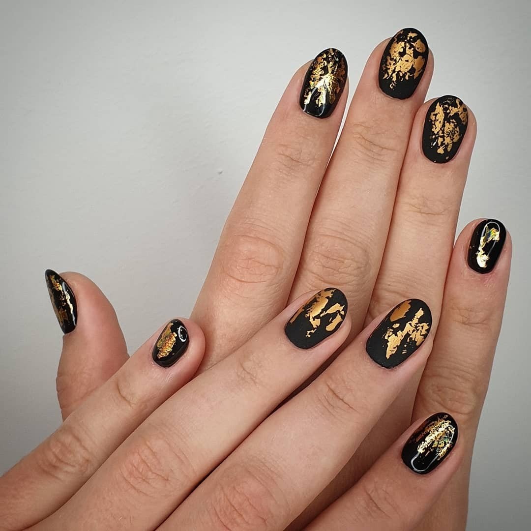 black-golden-nails.jpg
