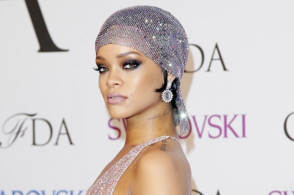 rihanna-posts-topless-photo-of-tlc-after-they-criticize-her-sheer-cfda-gown.jpg