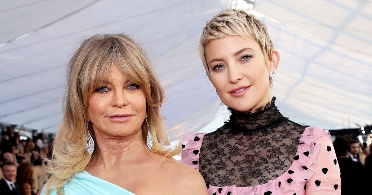 kate-hudson-and-goldie-hawn-are-mother-daughter-goals-in-stuart-weitzmans-campaign.jpg