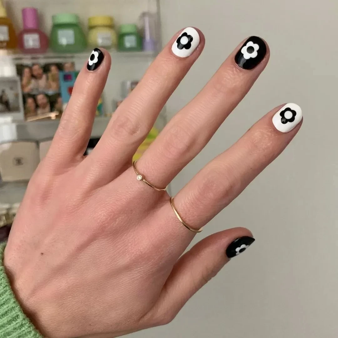 nails-black.webp