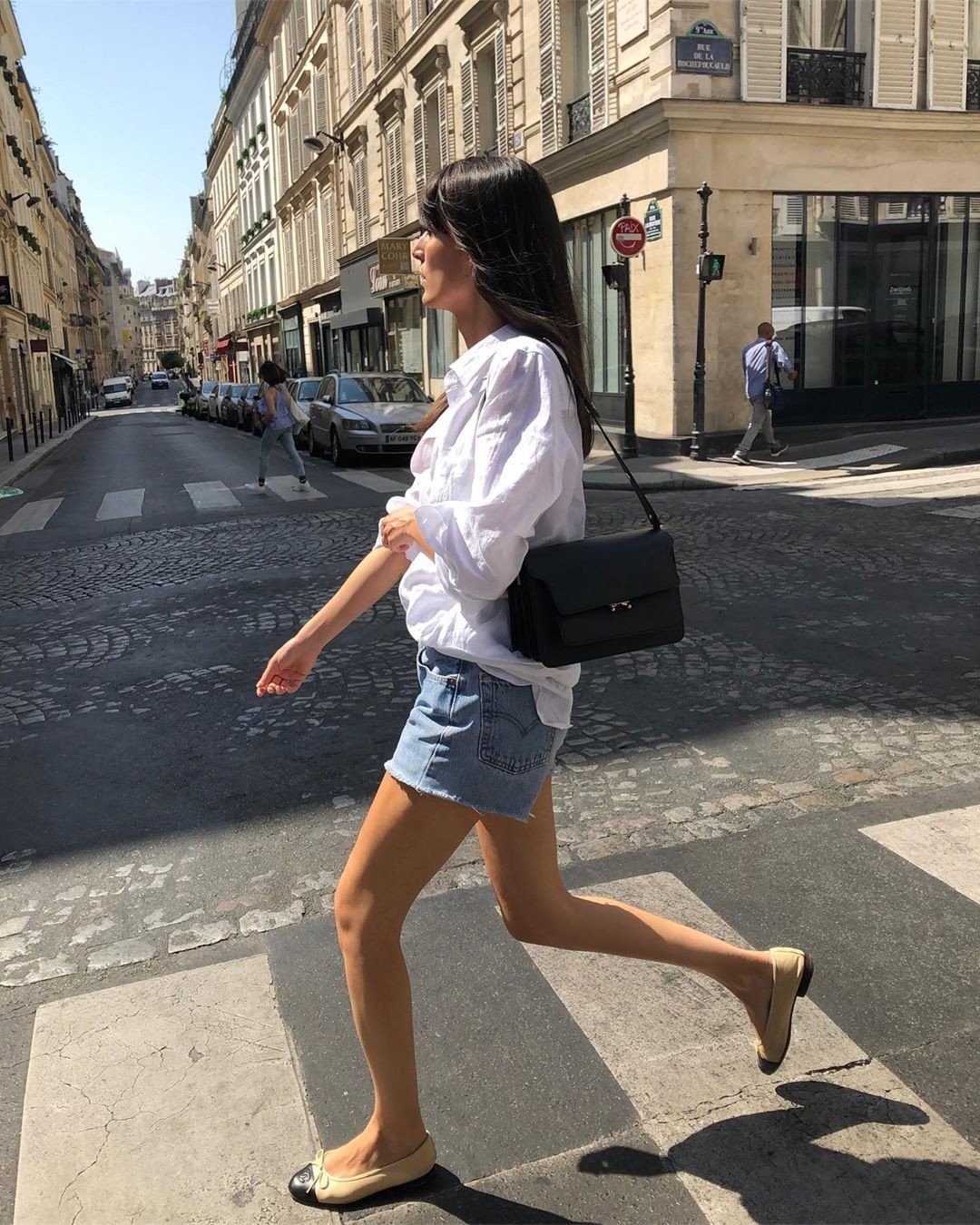 french-girl-way-to-wear-cut-off-denim-shorts-instagram-look-summer-outfit-white-button-down-shirt-chanel-cap-toe-flats-leia-sfez-le-fashion-blog.jpg