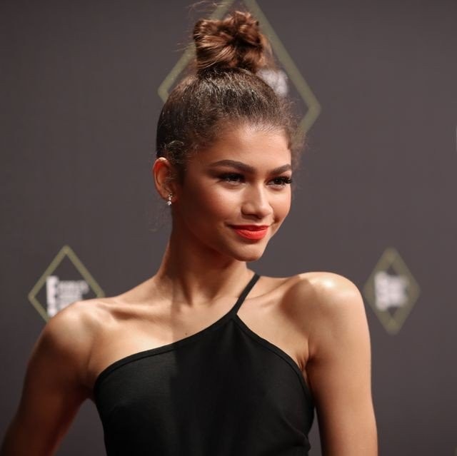 pictured-zendaya-arrives-to-the-2019-e-peoples-choice-news-photo-1611849763.jpg