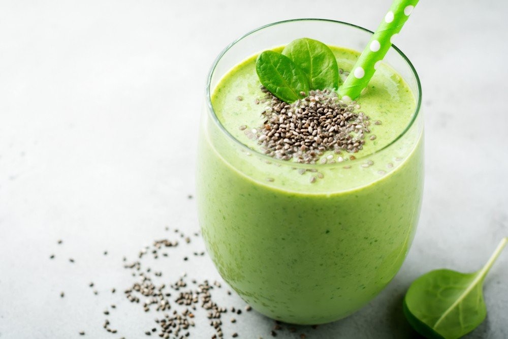 Green shake. Смузи с авокадо, семенами чиа и сельдереем. Смузи шпинат авокадо яблоко.