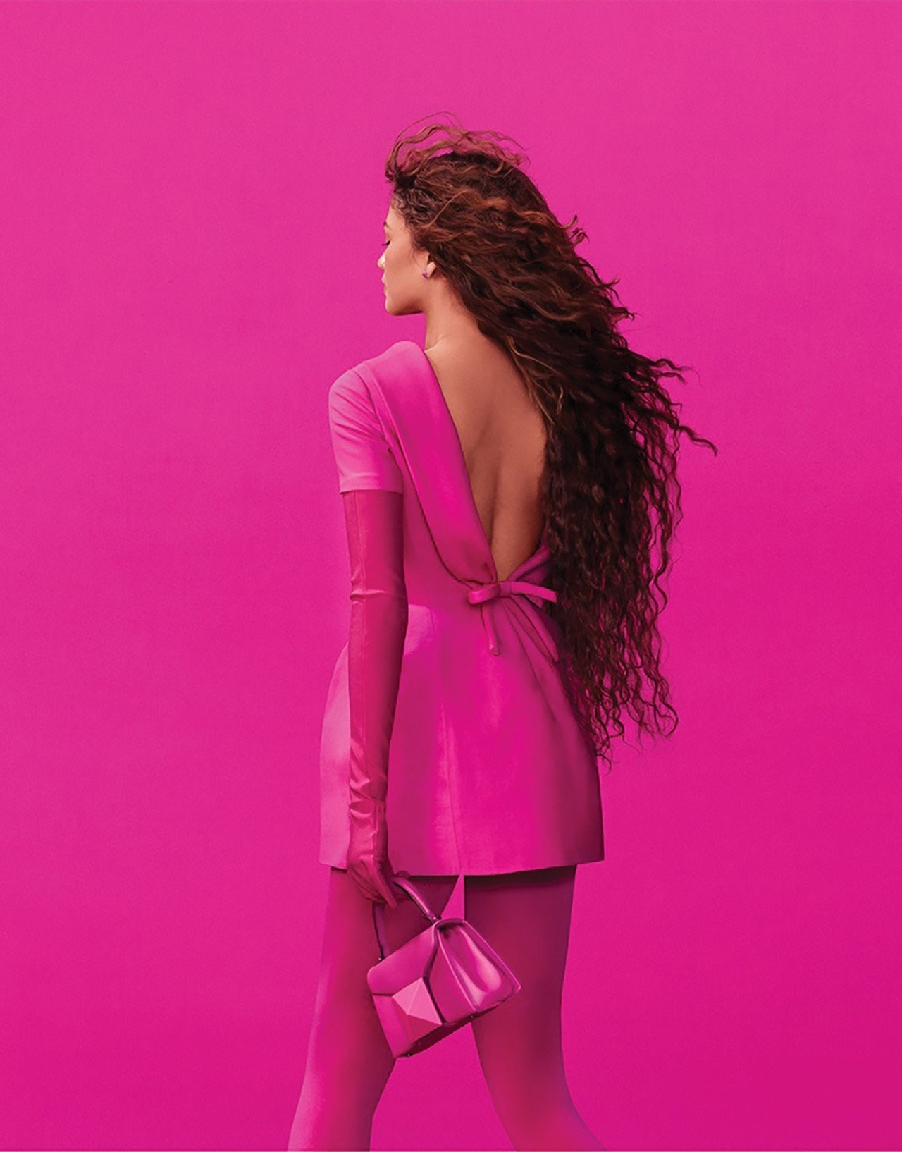 zendaya-valentino-pink-collection-fall-2022-campaign03.jpg