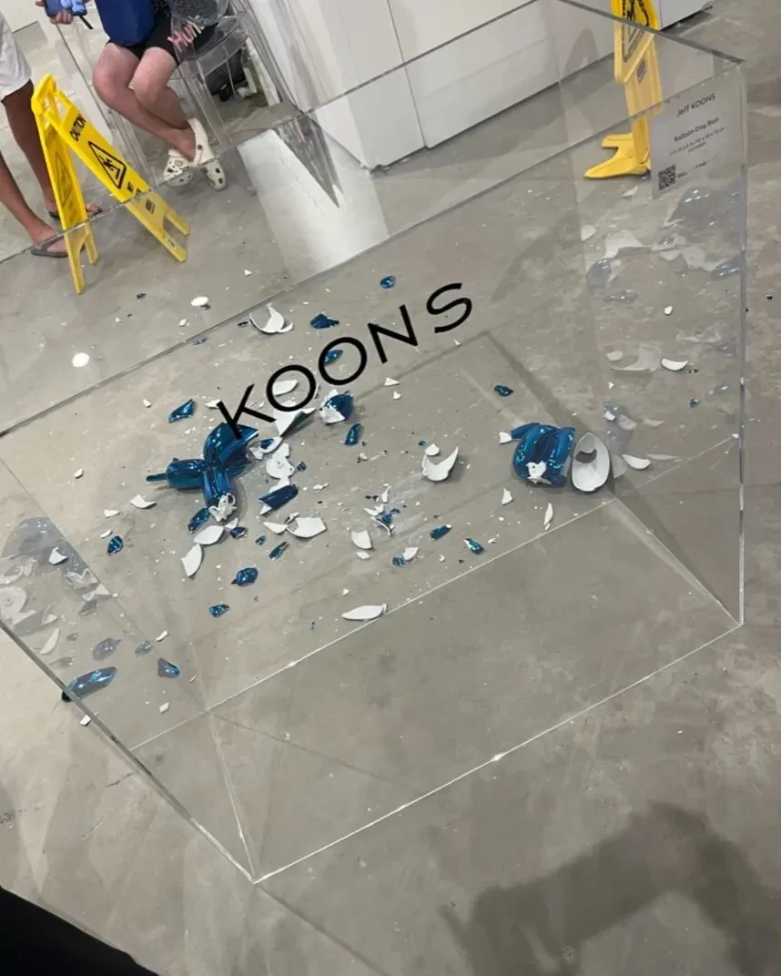 18xp-koons-broken-sculpture-superjumbo.webp