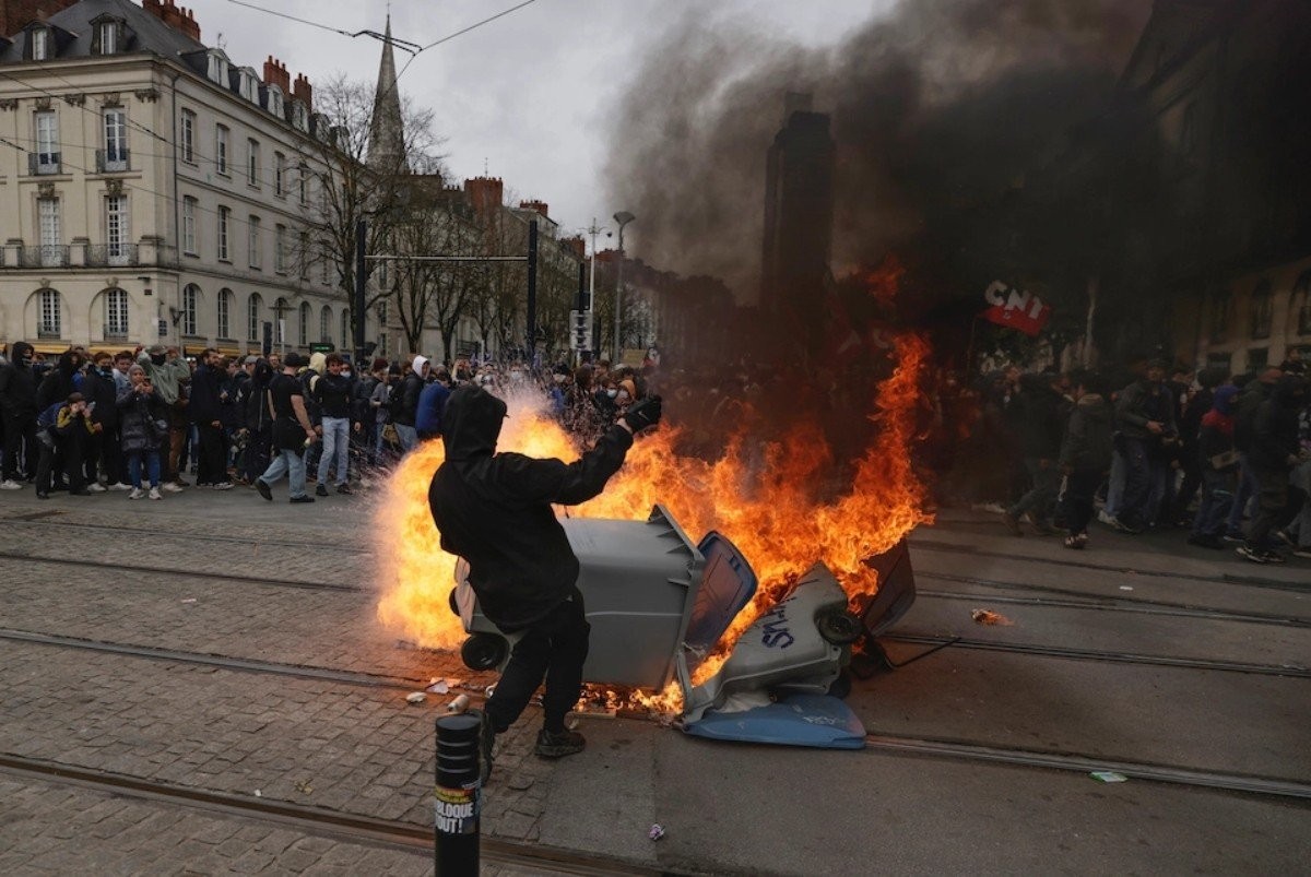 La France est en feu : l’accès au Louvre est bloqué