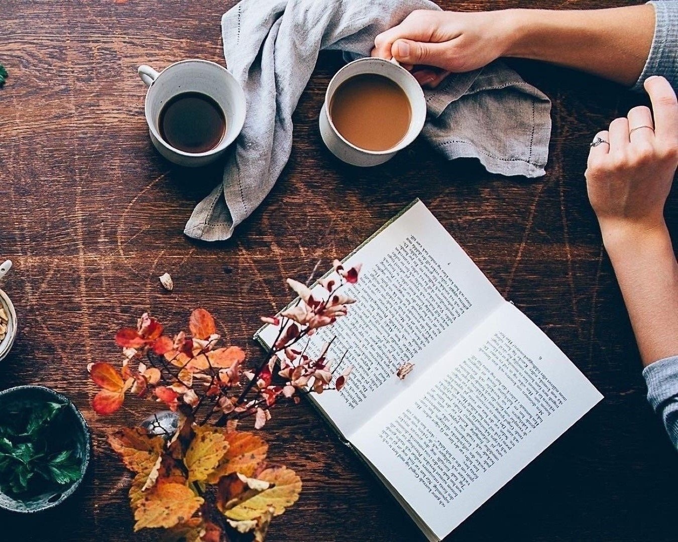 Долгими осенними вечерами мы читали. Уютная осень. Осень кофе Эстетика. Книги про осень. Осень книга кофе.