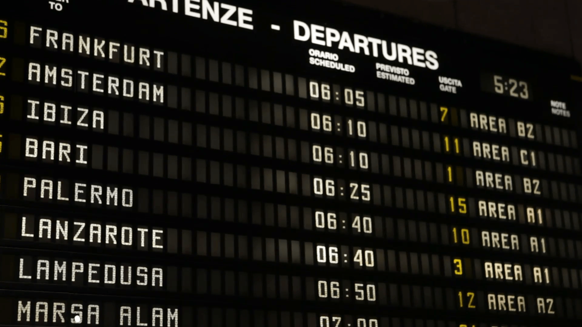 Прилет самолетов гагарин саратов сегодня. Информационное табло в аэропорту. Электронное табло аэропорт. Аэропорт табло Эстетика. Табло аэропорта текстура.