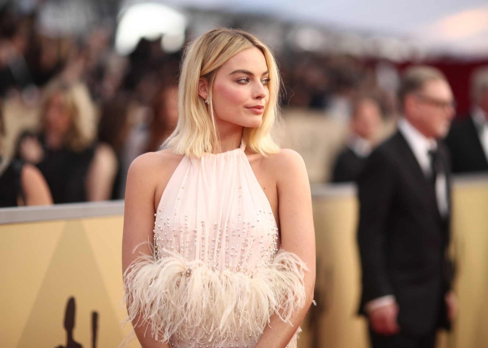 Ди марго. Margot Robbie Red. Margot Robbie Red Carpet. Марго Робби met Gala. Марго Элисон.