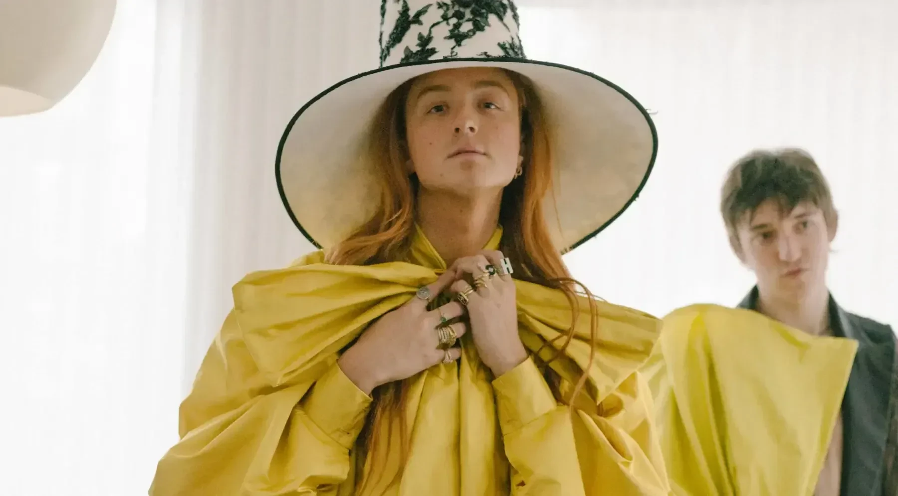 Harris Reed Hat Ο designer Harris Reed απαντά σε ερωτήσεις και «τσαλακώνεται» με τον ...