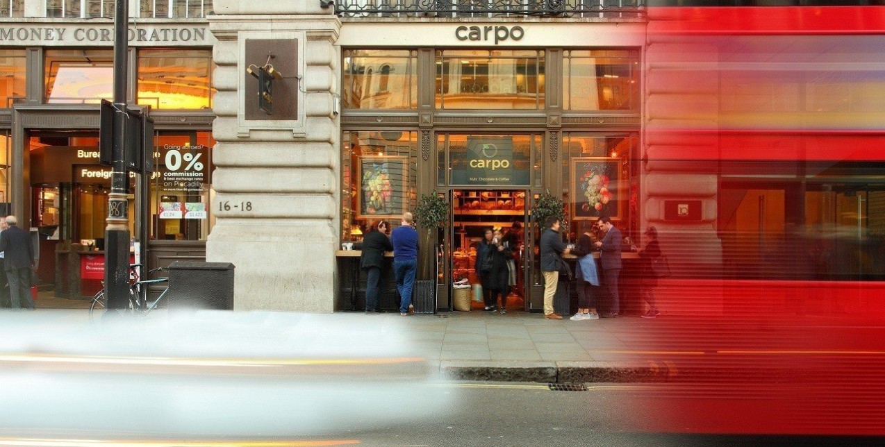 It’s Carpo’ clock: Το Λονδίνο απολαμβάνει τους ελληνικούς ξηρούς καρπούς 