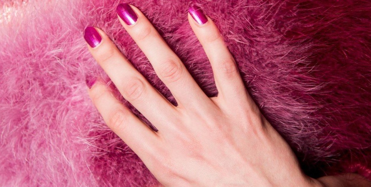Chrome nails: Πώς να πετύχετε μόνες σας την πιο hot τάση στα νύχια 