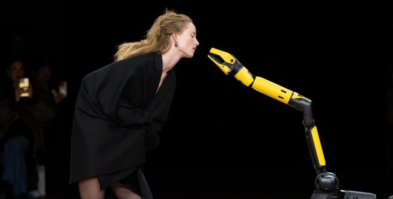 Paris Fashion Week: Τα ρομπότ ήταν οι πρωταγωνιστές στο show του Coperni 