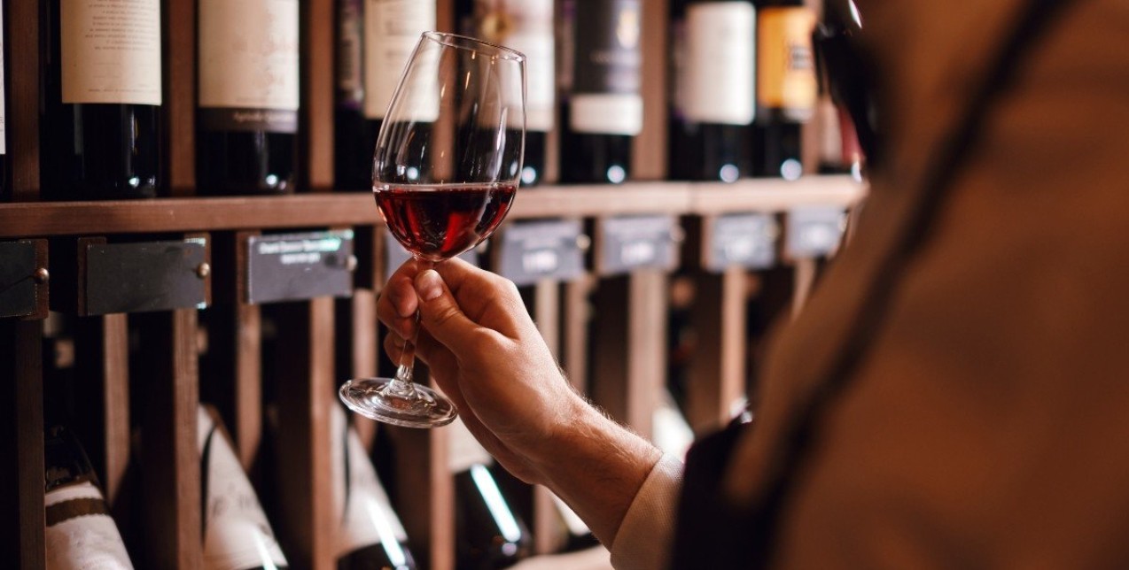 Ask the wine experts: Tρεις ειδικοί του κρασιού λύνουν τις απορίες μας 