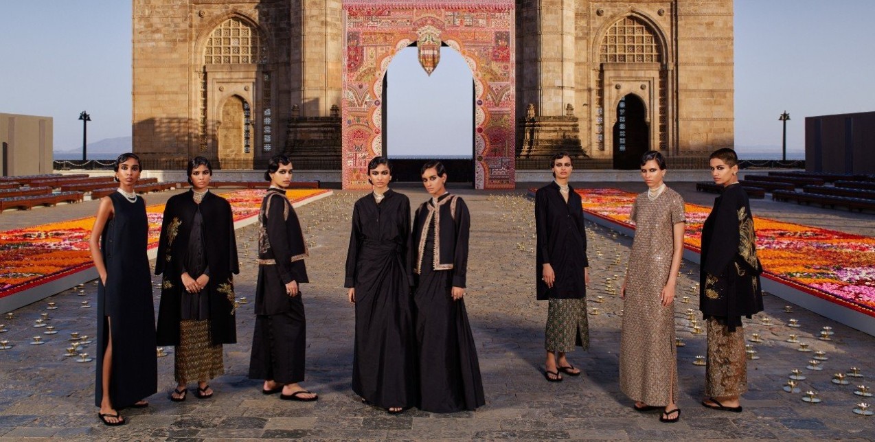 Ο Dior μετέτρεψε την εμβληματική πύλη της Ινδίας στη Βομβάη σ' ένα φαντασμαγορικό σκηνικό
