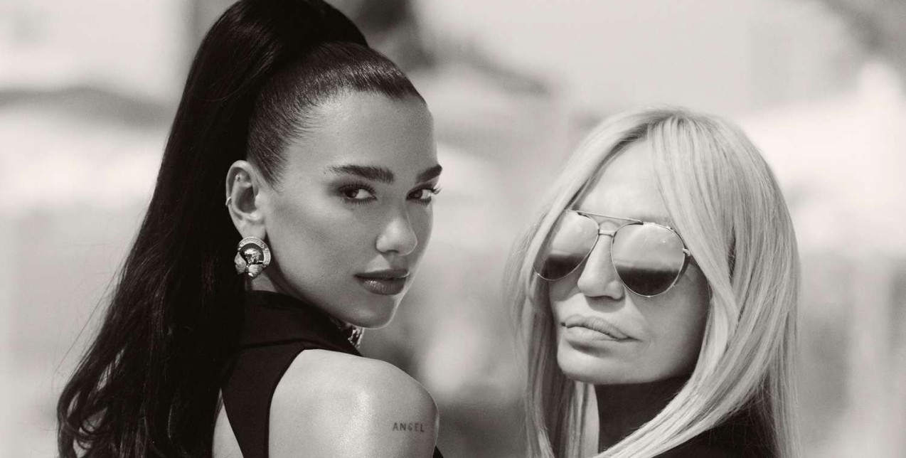 Η Donatella Versace συνεργάζεται με τη Dua Lipa για μία συλλογή που θα παρουσιαστεί στις Κάννες