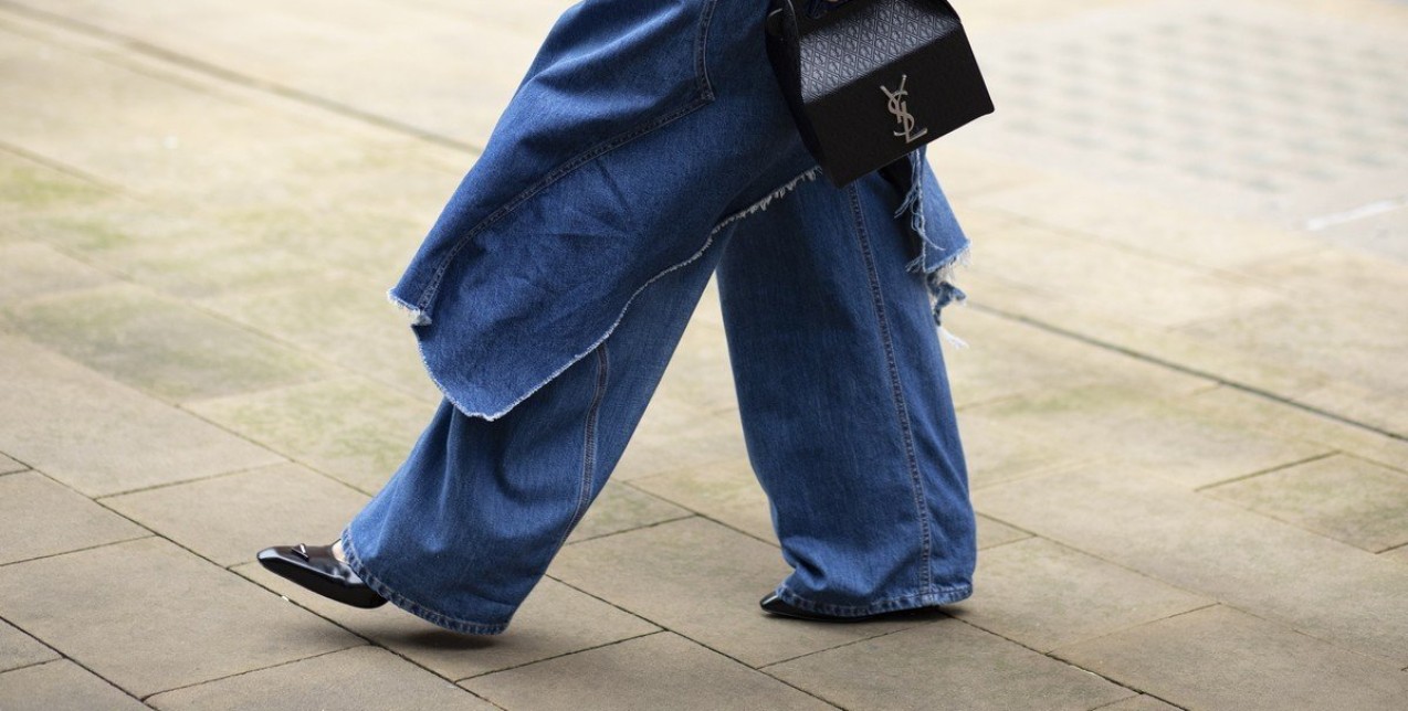 Τα flared trousers που θα μεταμορφώσουν τη σιλουέτα σας