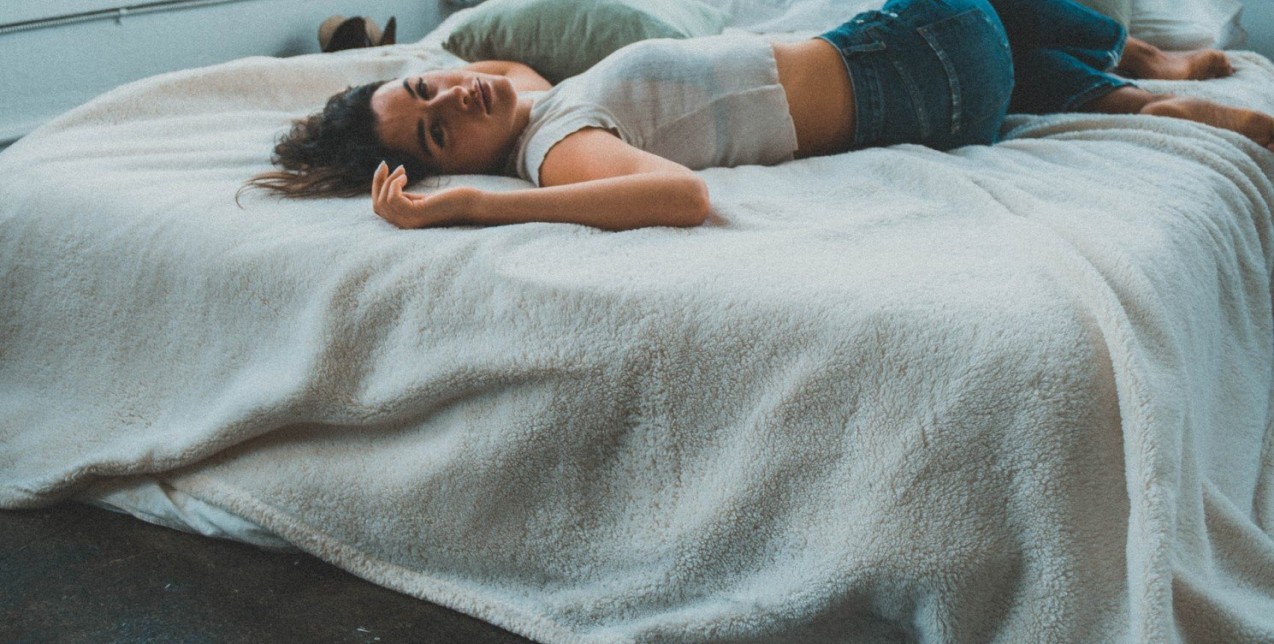 Δυσκολεύεστε να κοιμηθείτε ενώ είστε κουρασμένοι; 5 άγνωστοι λόγοι που σας οδηγούν στην αϋπνία  