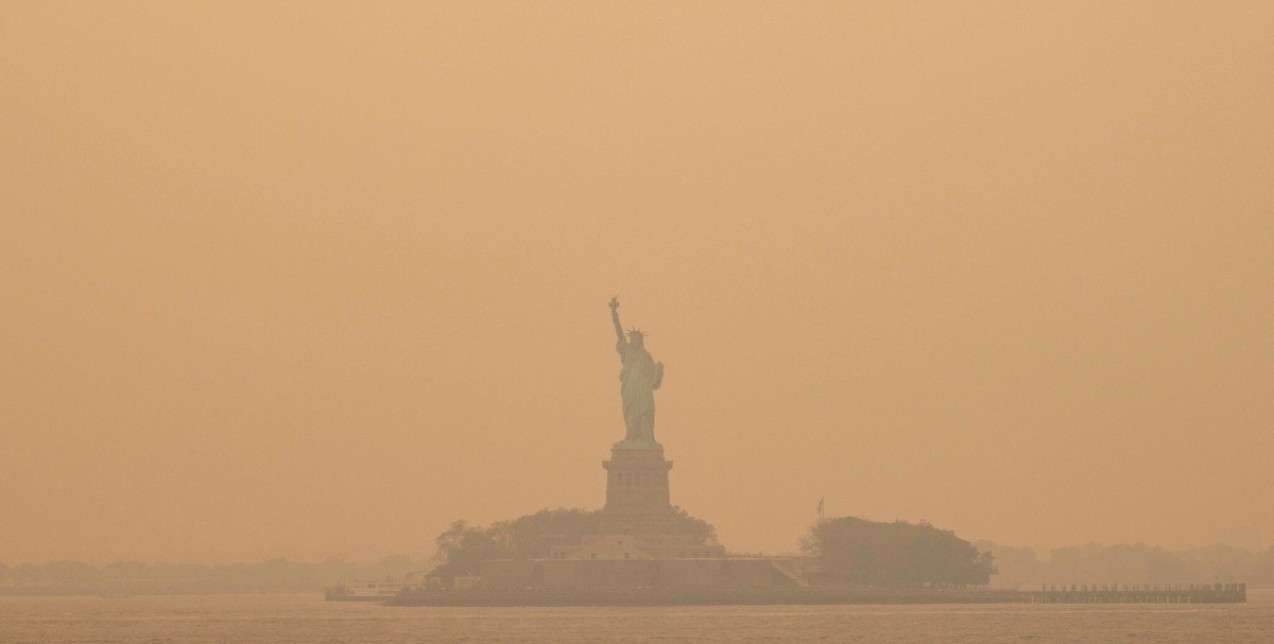 Απόκοσμο σκηνικό: Η Νέα Υόρκη «πνίγεται» από τους καπνούς κι έχει σημάνει παγκόσμιος συναγερμός