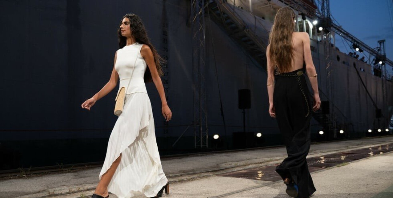Συγκίνηση και ψυχική ανάταση στο επετειακό catwalk show της Zeus+Dione για να γιορτάσει τα 10 χρόνια του δημιουργικού της ταξιδιού