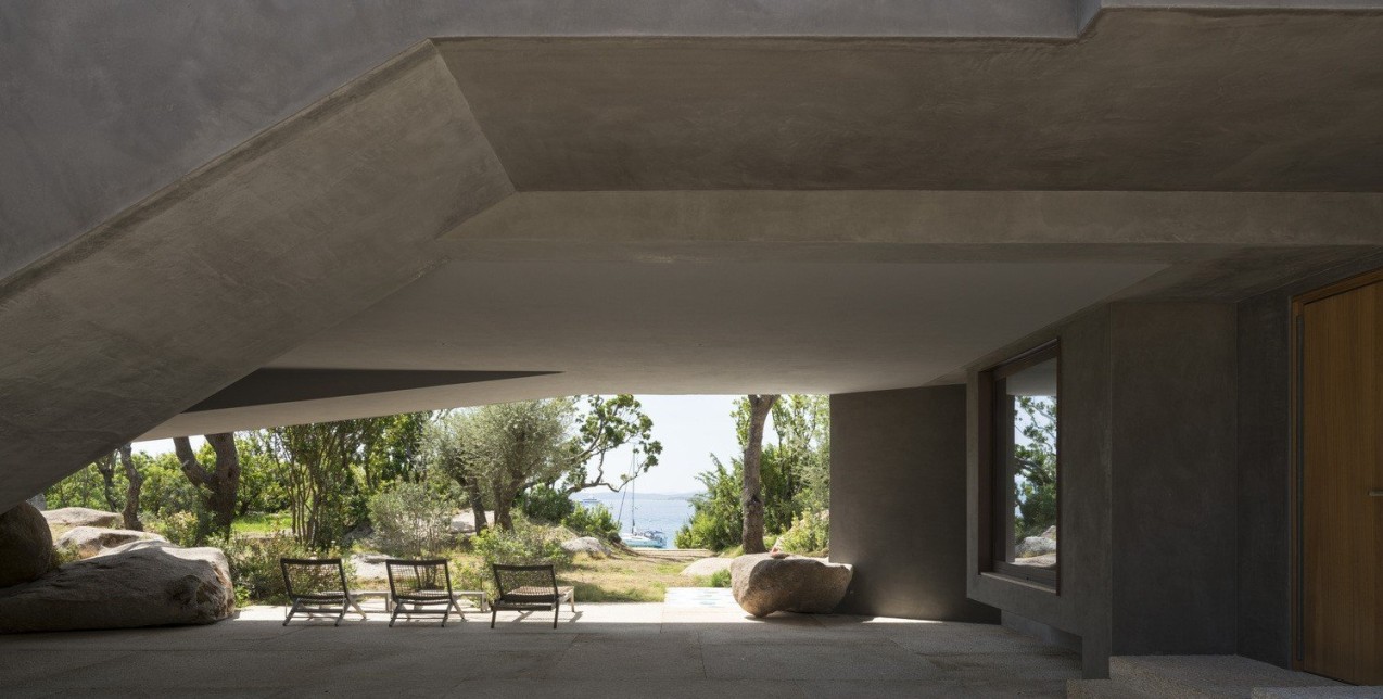 Ένα εκπληκτικό σπίτι στην Σαρδηνία που θυμίζει σύγχρονη σπηλιά 