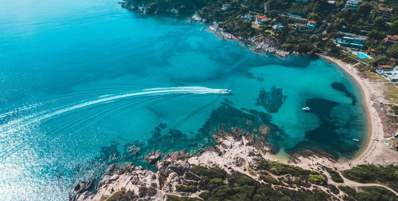 Αυτές είναι οι must-visit παραλίες στην Χαλκιδική για τους λάτρεις της φύσης 