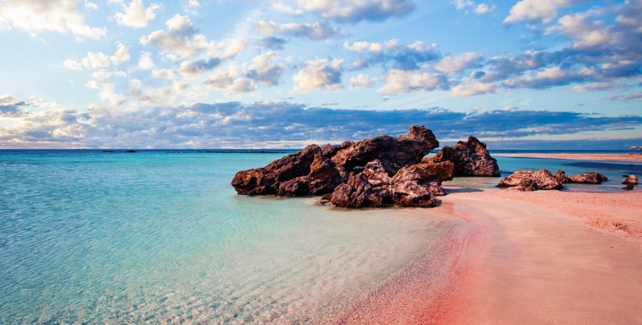 Οι χρωματιστές παραλίες της Ελλάδας που θα κερδίσουν μία θέση στην καρδιά σας 